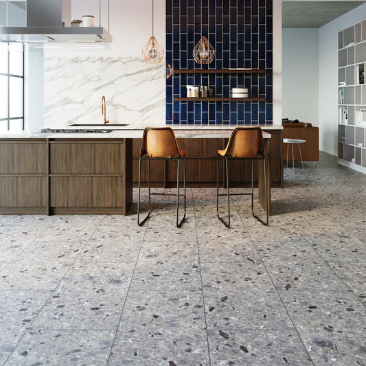 Moderne keuken met een terrazzo-look PVC-vloer van Commando Vloeren, voorzien van marmeren accenten en houten elementen, perfect voor een strakke en duurzame interieurstijl.