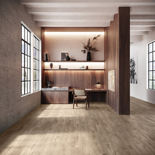 Sfeervol kantoorinterieur met een warme houtlook PVC-vloer van Commando Vloeren, die zorgt voor een uitnodigende en duurzame werkplek in een modern design.