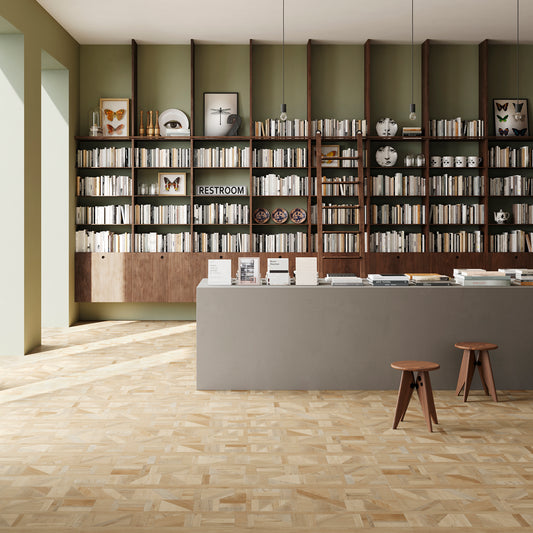 Sfeervolle bibliotheekruimte met een lichte parketlook PVC-vloer van Commando Vloeren, die een combinatie biedt van elegantie en duurzaamheid, perfect voor een uitnodigende leesomgeving.