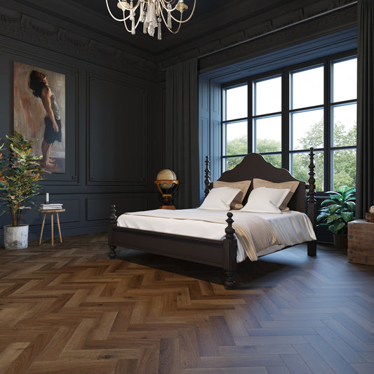Luxe slaapkamer met een donkerhouten visgraat PVC-vloer van Commando Vloeren, die een klassieke, stijlvolle uitstraling biedt en perfect is voor een duurzaam en onderhoudsvriendelijk interieur.