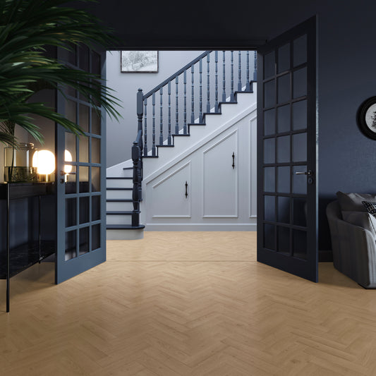 Moderne hal met een lichte visgraat PVC-vloer van Commando Vloeren, die een elegante en duurzame afwerking biedt, ideaal voor een stijlvolle entree en woonruimte.
