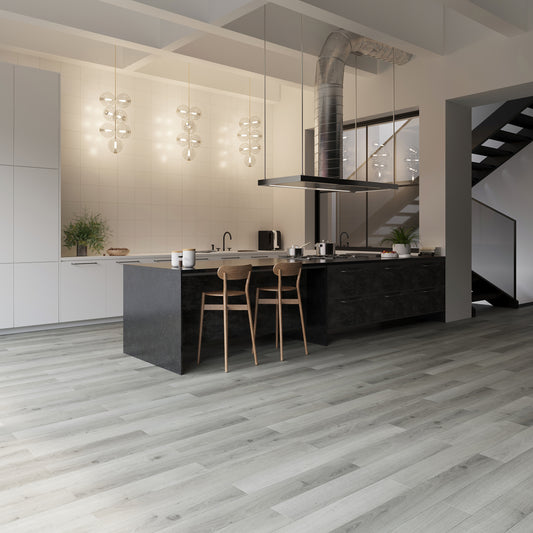 Moderne keuken met een lichte houtlook PVC-vloer van Commando Vloeren, perfect voor een strakke en duurzame afwerking die bestand is tegen dagelijks gebruik.