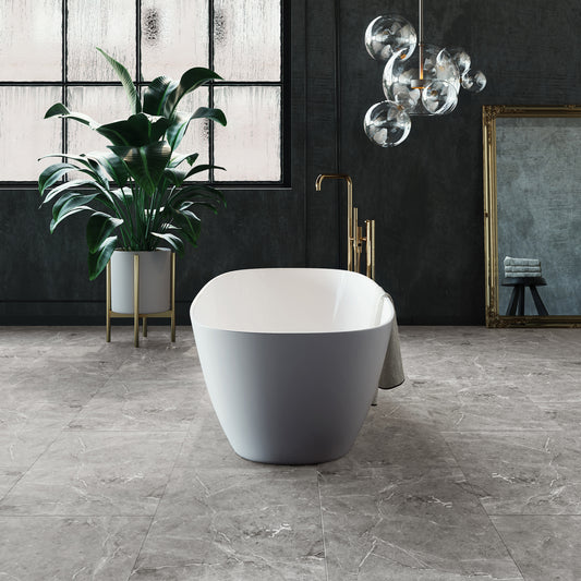 Luxe badkamer met een marmerlook PVC-vloer van Commando Vloeren, ideaal voor een moderne, waterbestendige en onderhoudsvriendelijke vloeroplossing.