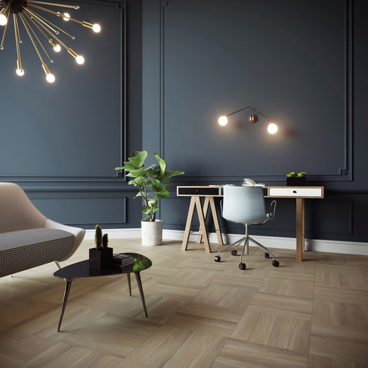 Stijlvol thuiskantoor met een moderne uitstraling en een luxe PVC-vloer van Commando Vloeren in visgraatmotief. De duurzame, kras- en waterbestendige vloer is ideaal voor zowel werkruimtes als woonomgevingen, en voegt elegantie toe aan elke ruimte.