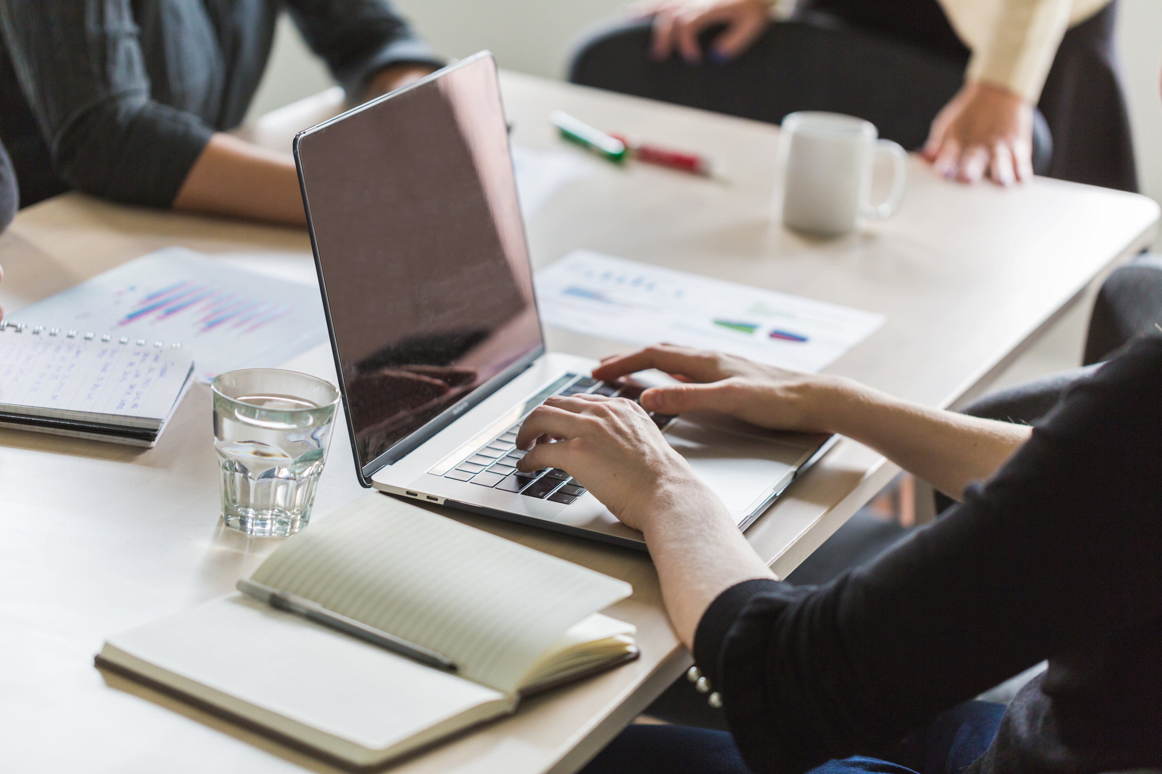 Moderne kantooromgeving met focus op professioneel werkoverleg en laptopgebruik, passend bij de veelzijdige toepassingen van duurzame PVC-vloeren van Commando Vloeren.