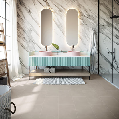 Stijlvolle badkamer met marmerlook PVC-vloer van Commando Vloeren, gecombineerd met dubbele wastafels en marmeren accenten, perfect voor een luxe en duurzame uitstraling.